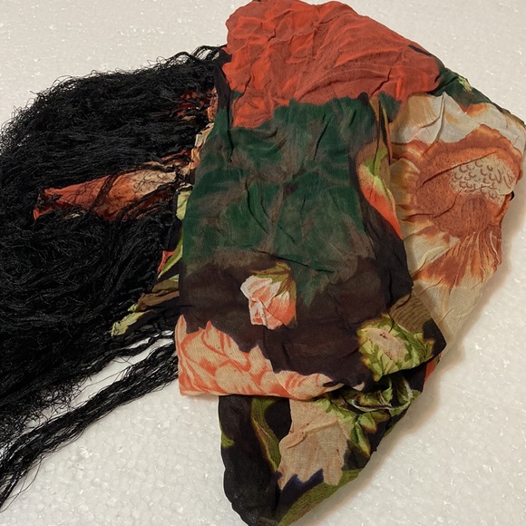 “ATG”ALL THAT GLITTERS OF SAN FRANCISCO BRAND NEW FLORAL FRINGED SCARF/SHAWL - Picture 5 of 10